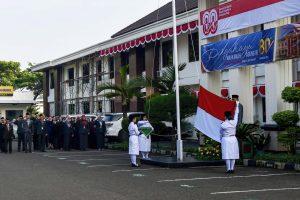 Bertempat di Halaman Kantor PN Cibinong, seluruh Aparatur PN Cibinong mengikuti kegiatan upacara Bertempat di Halaman Kantor PN Cibinong, seluruh Aparatur PN Cibinong mengikuti kegiatan upacara